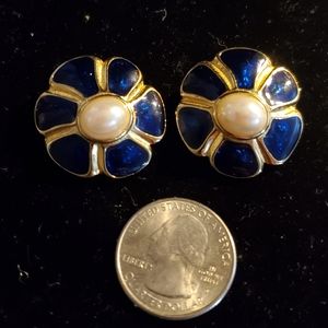 Vintage flower and pearl clip on earrings.